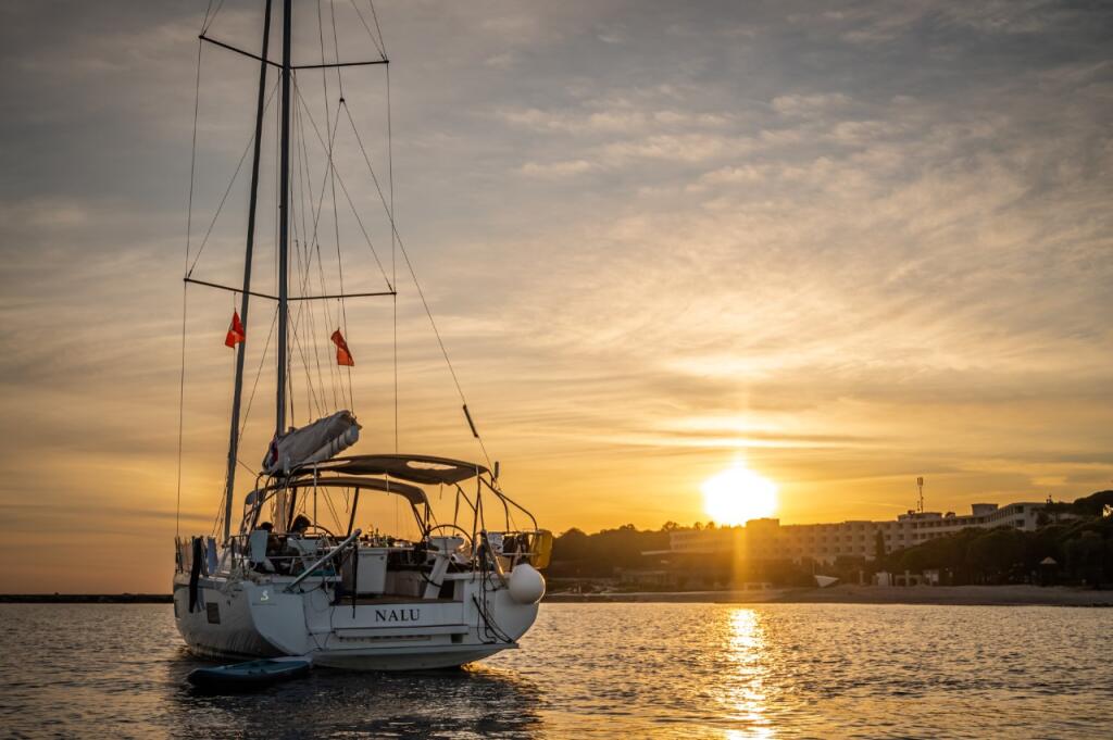 Sailing yacht 