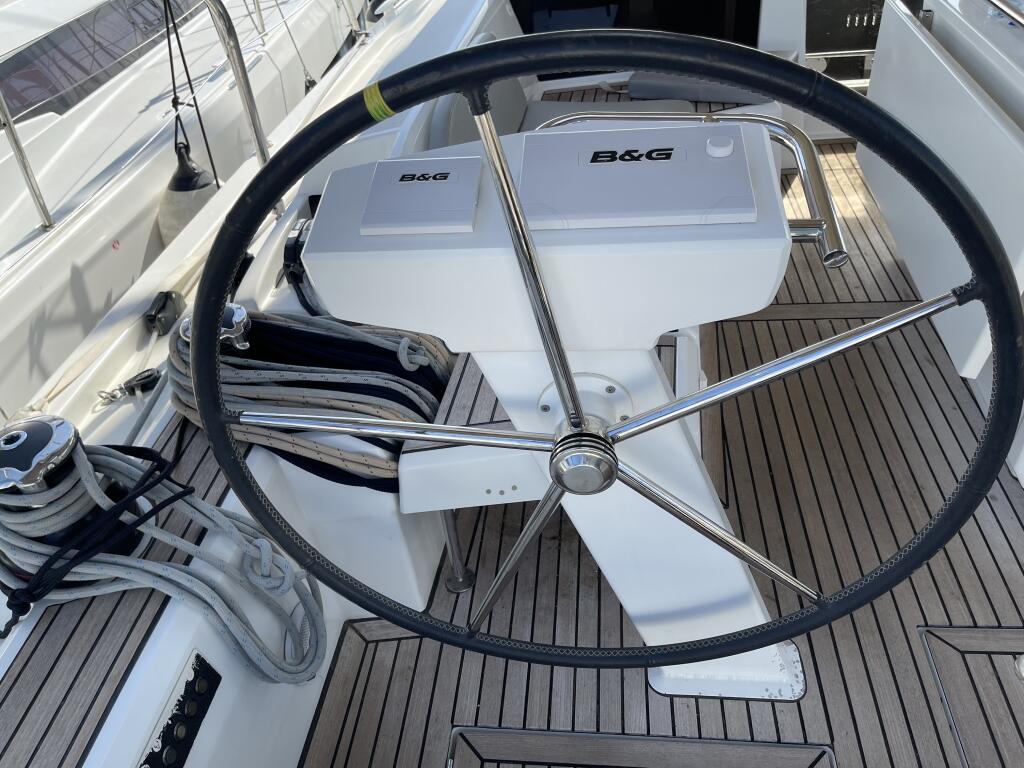 Sailing yacht 