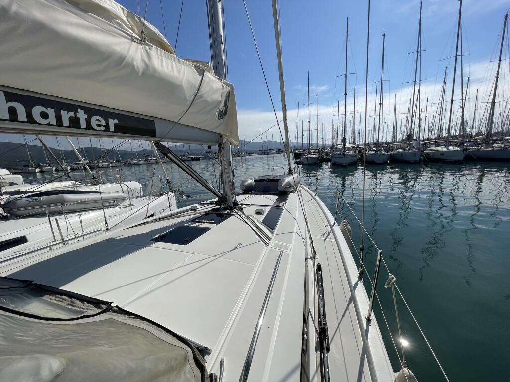 Sailing yacht 