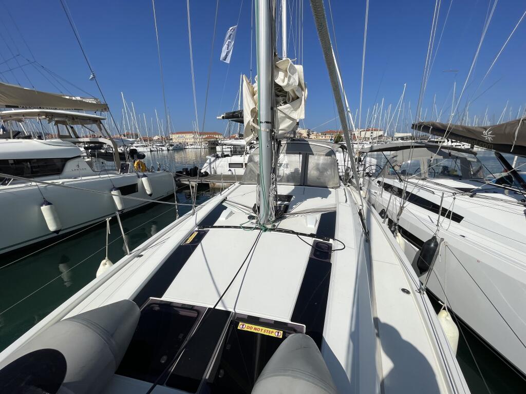 Sailing yacht 