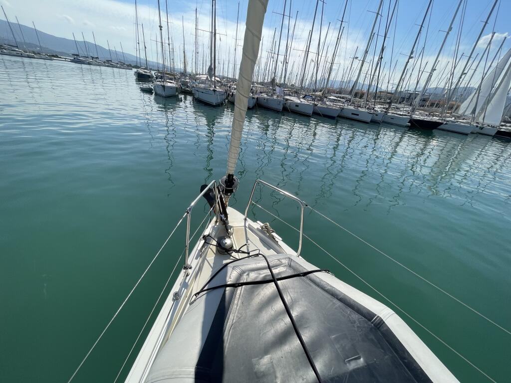Sailing yacht 