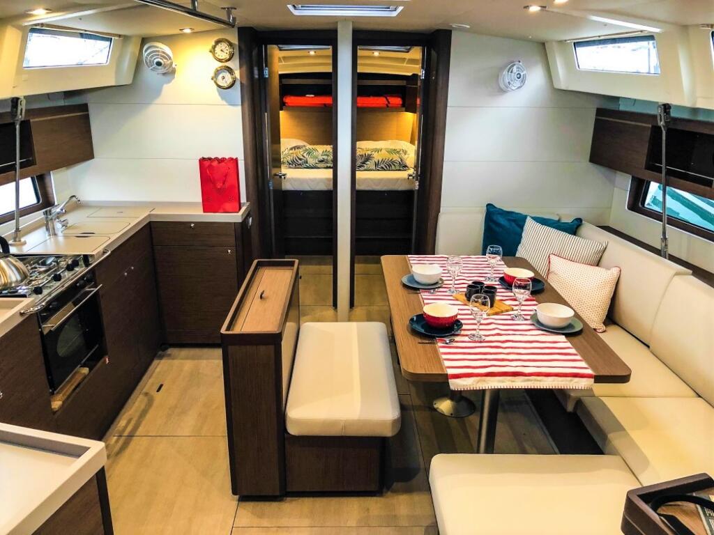 Sailing yacht 