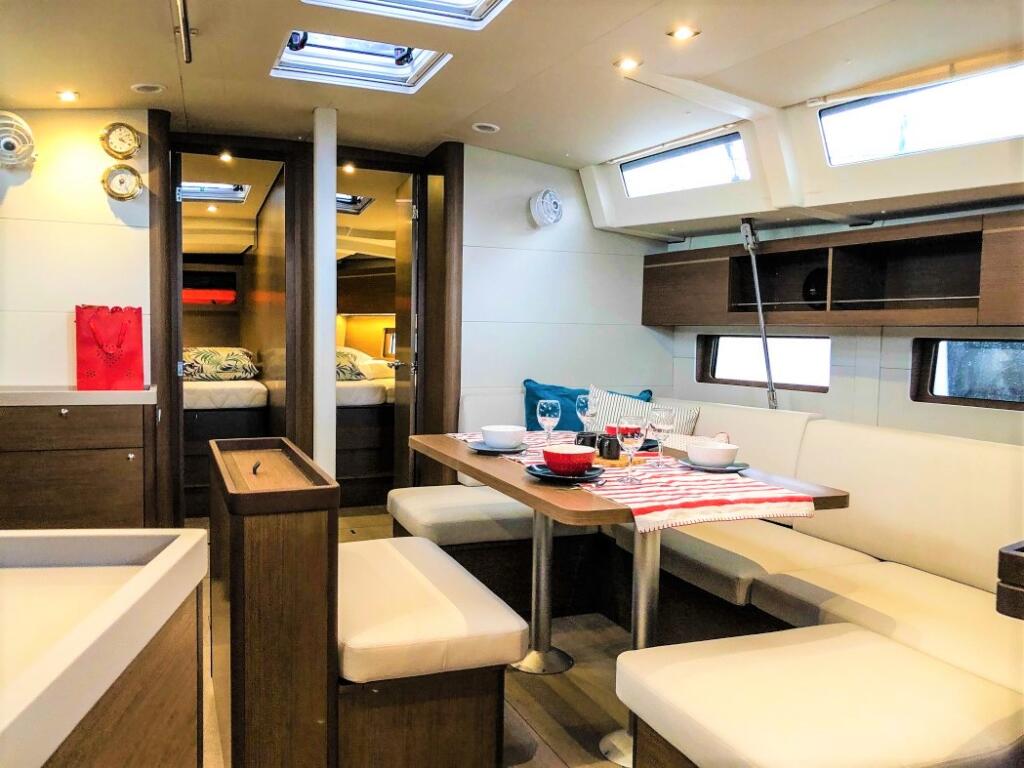 Sailing yacht 