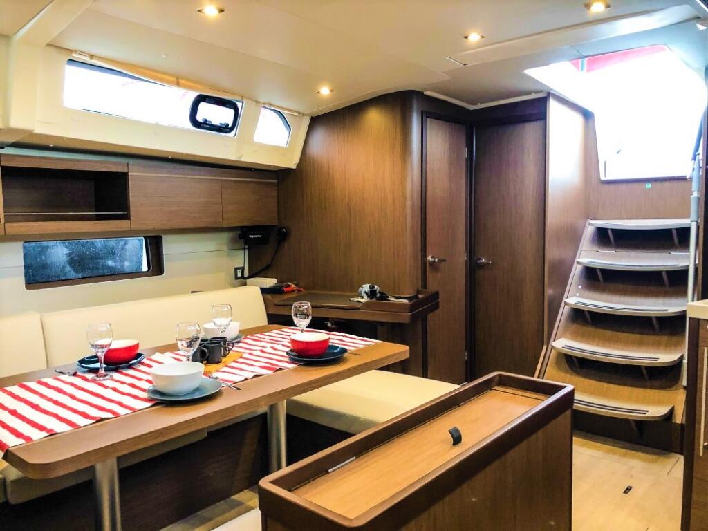 Sailing yacht 