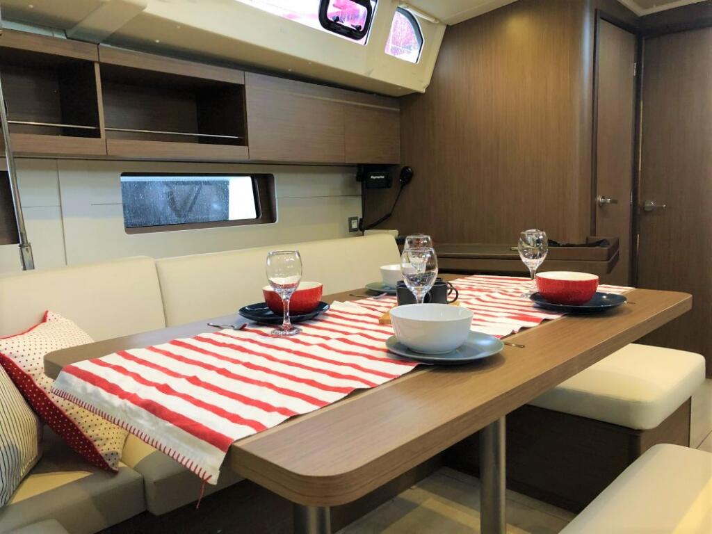 Sailing yacht 