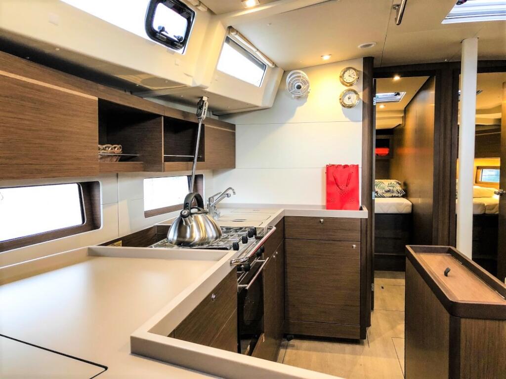 Sailing yacht 