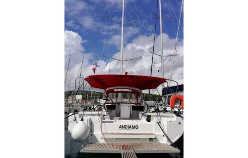 Sailing yacht 