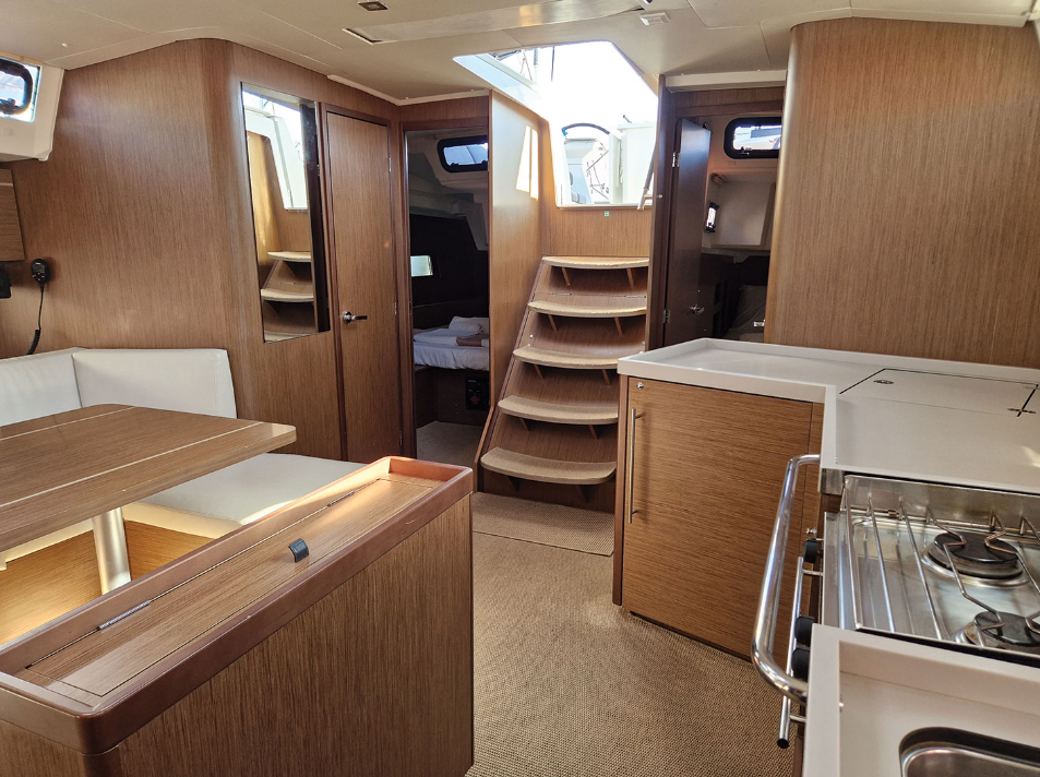 Sailing yacht 