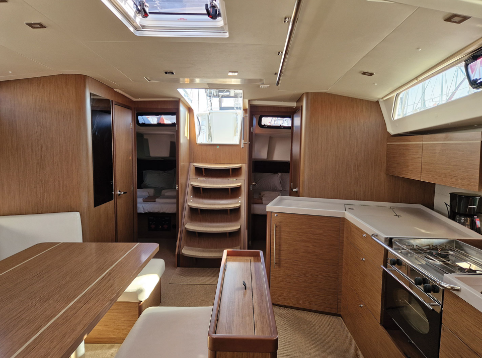 Sailing yacht 