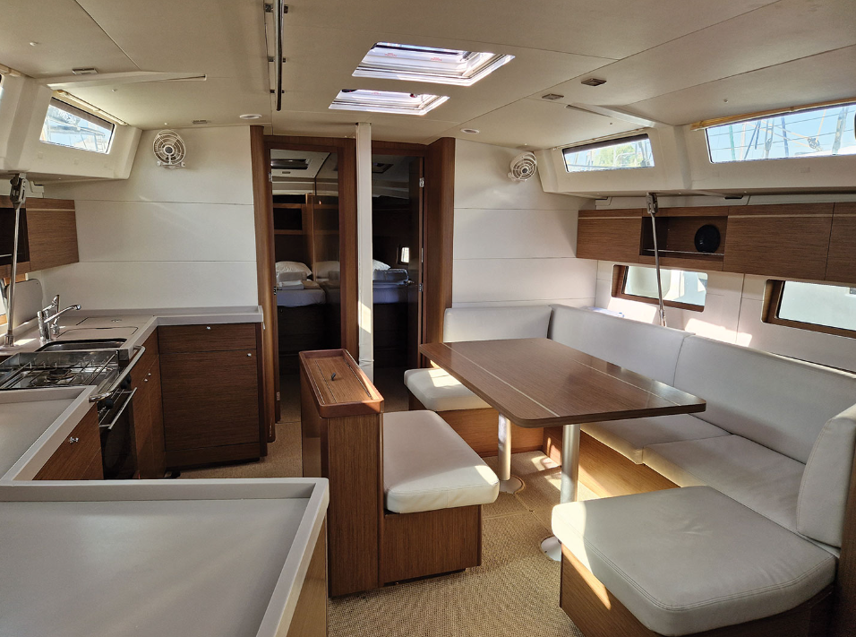 Sailing yacht 