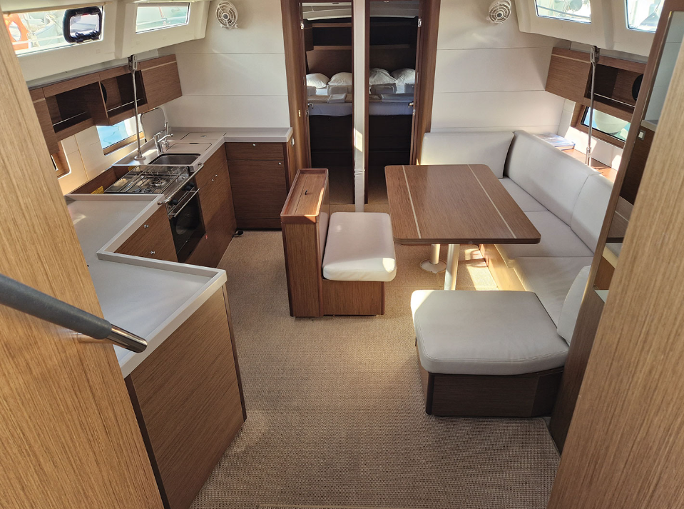 Sailing yacht 