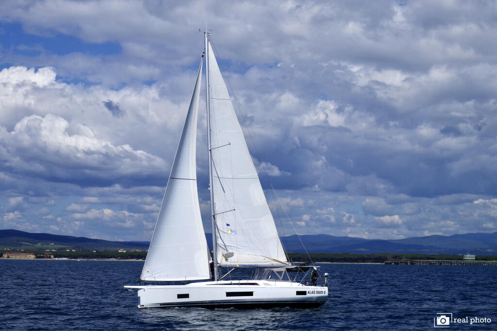 Sailing yacht 