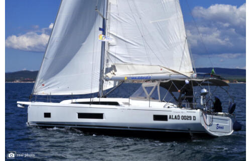 Sailing yacht 