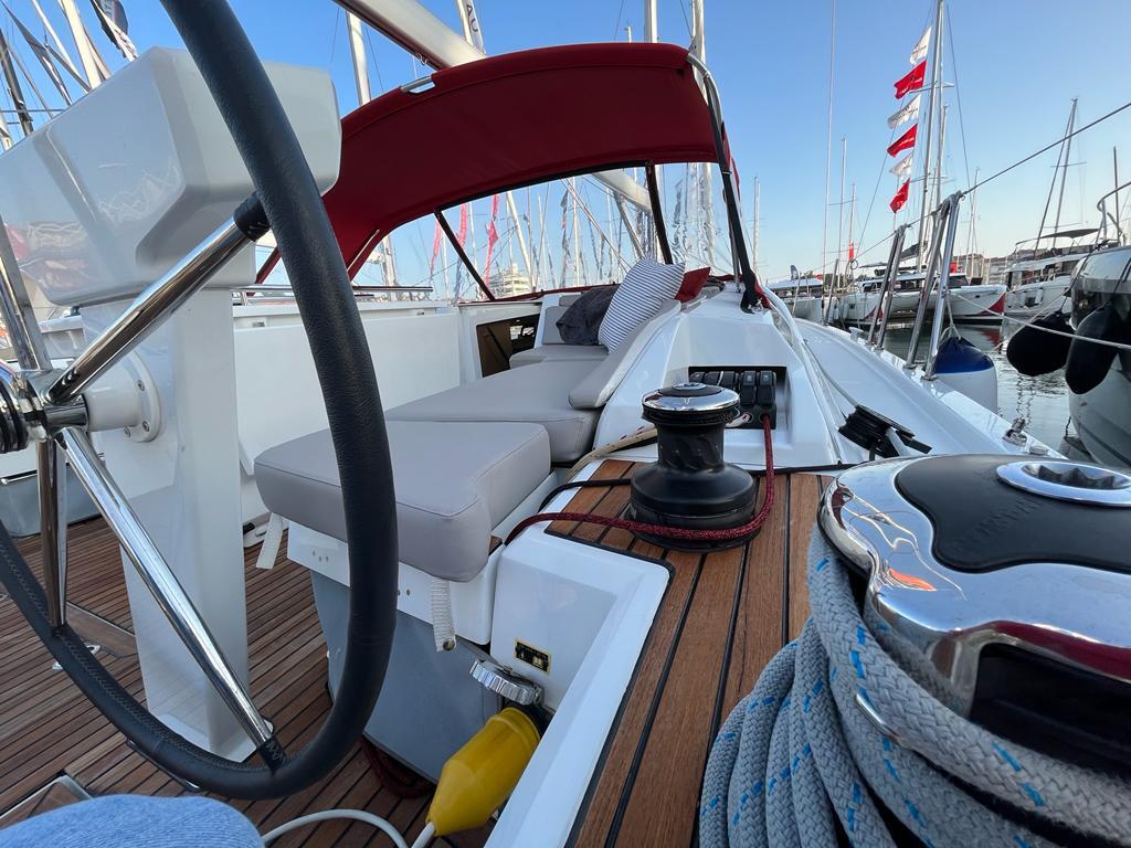 Sailing yacht 