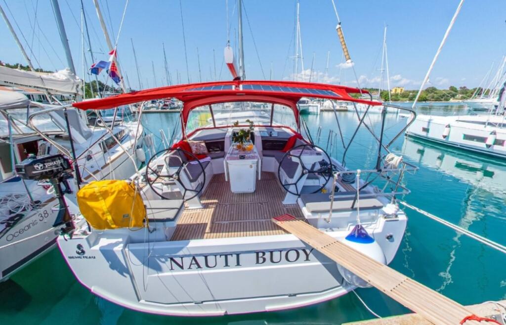 Sailing yacht 