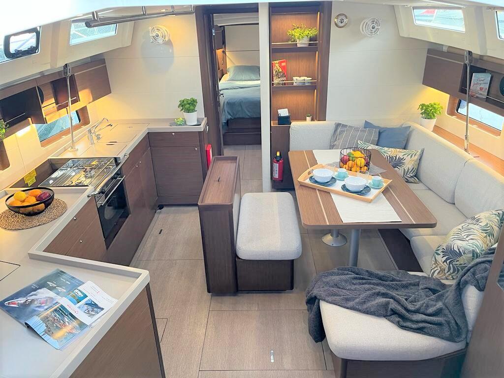Sailing yacht 