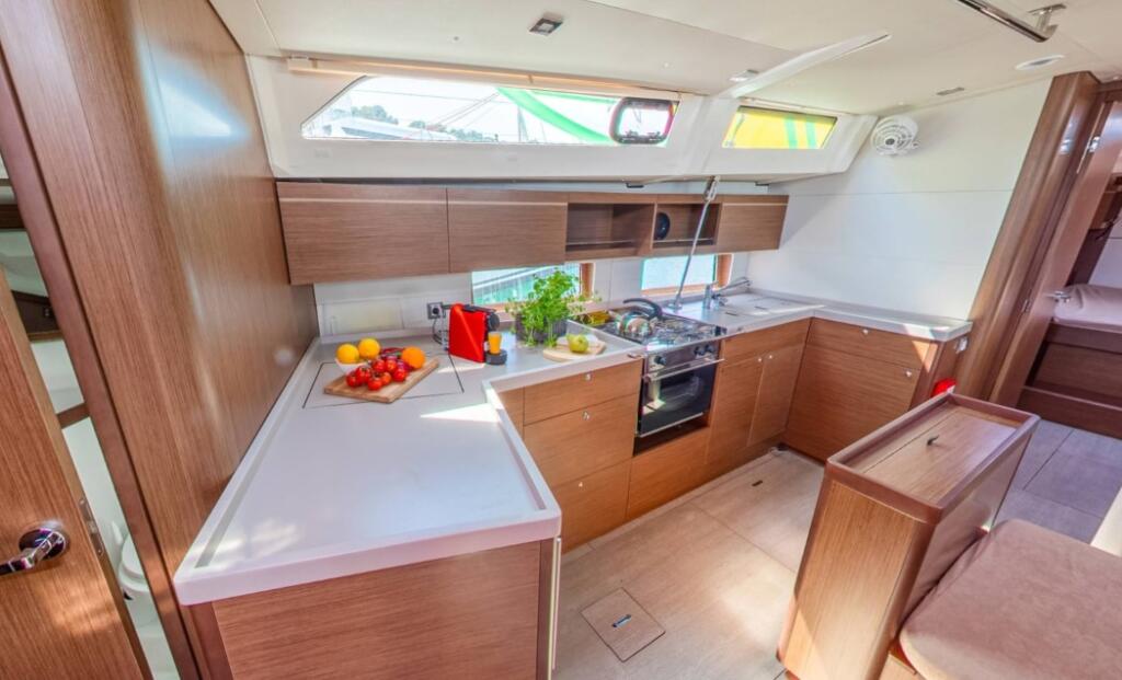 Sailing yacht 