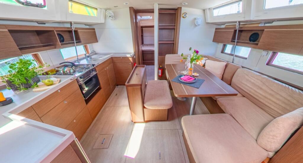 Sailing yacht 