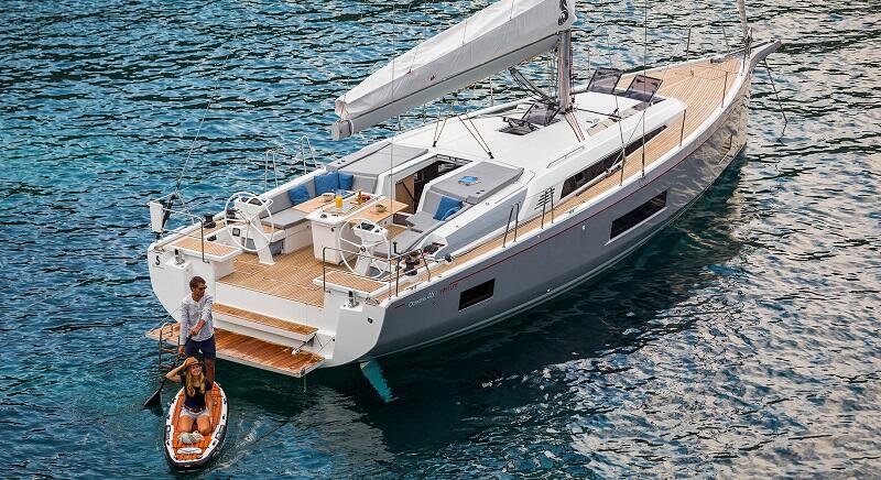 Sailing yacht 