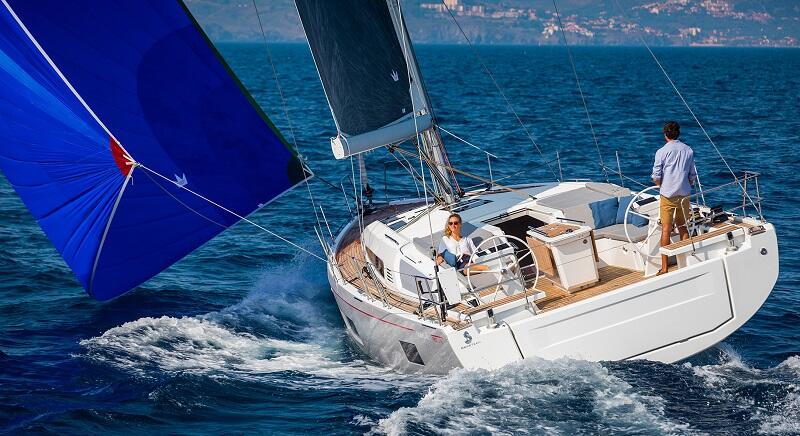Sailing yacht 