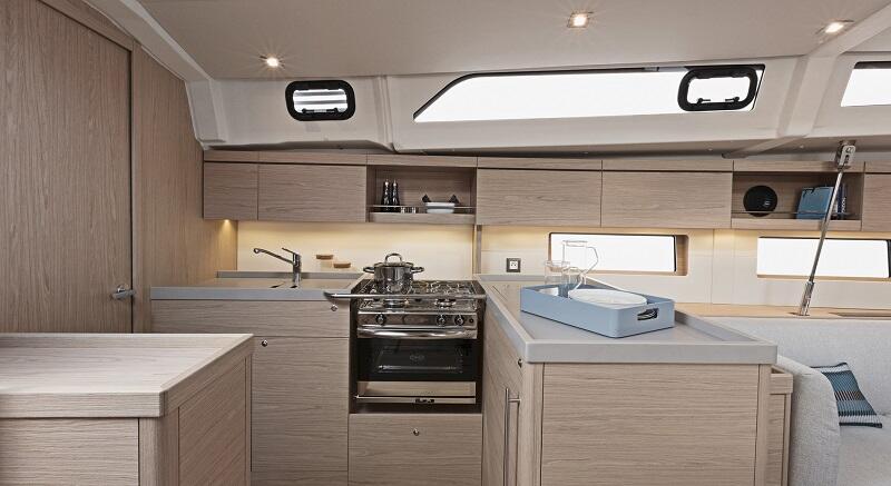 Sailing yacht 