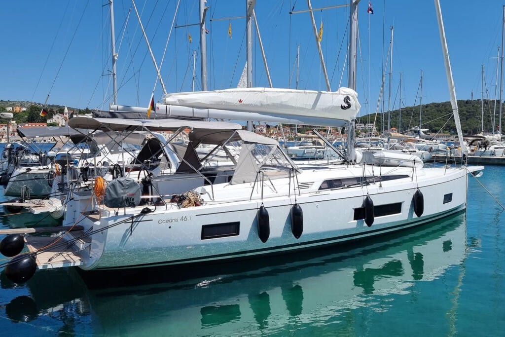 Sailing yacht 