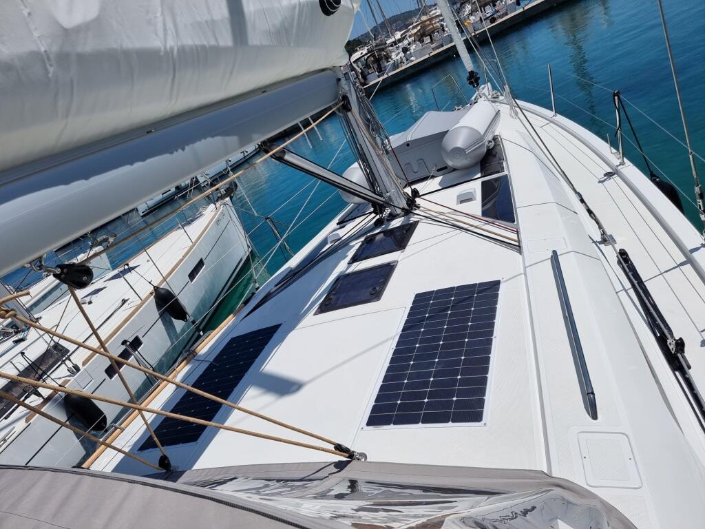 Sailing yacht 