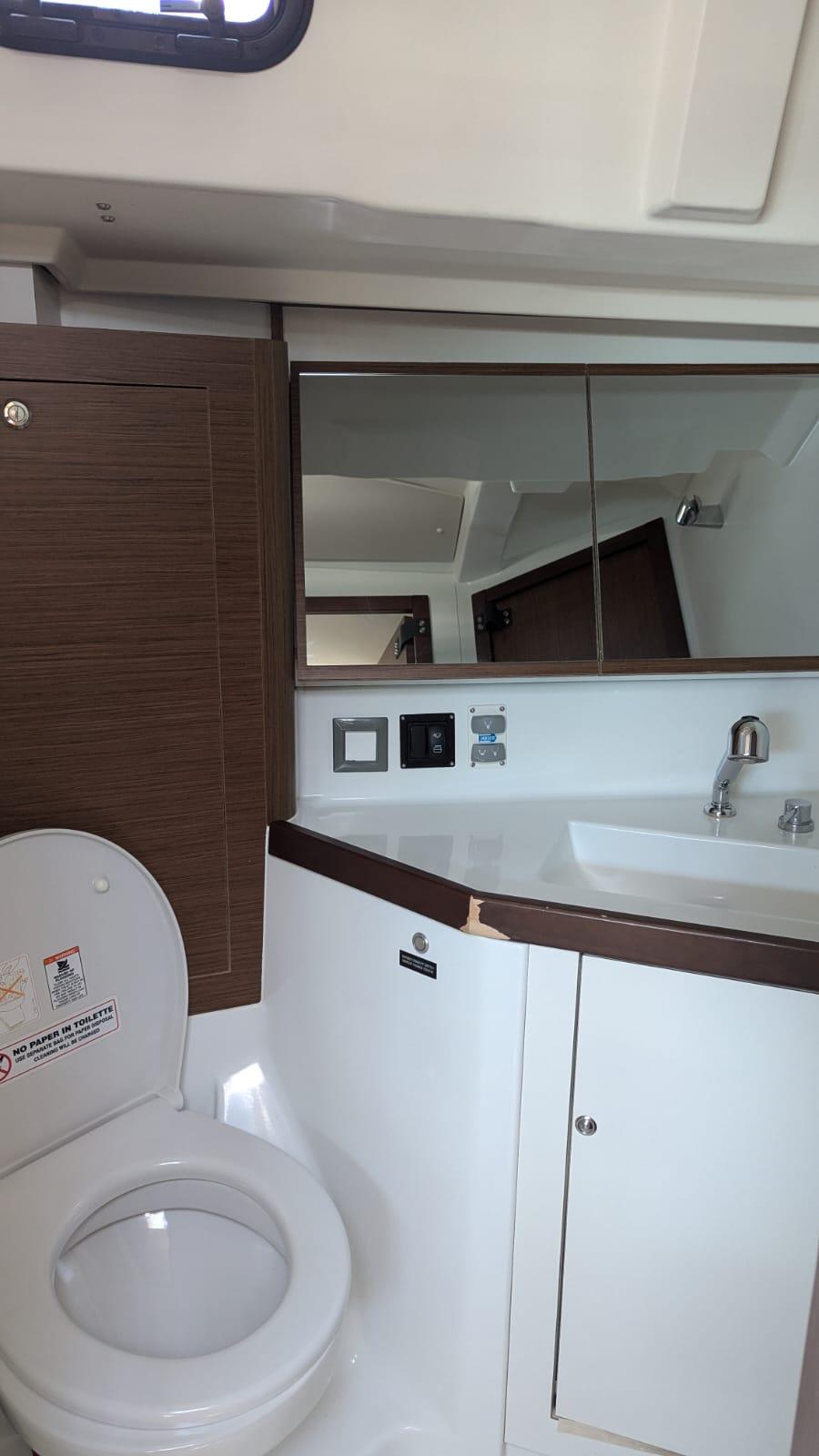 Sailing yacht 