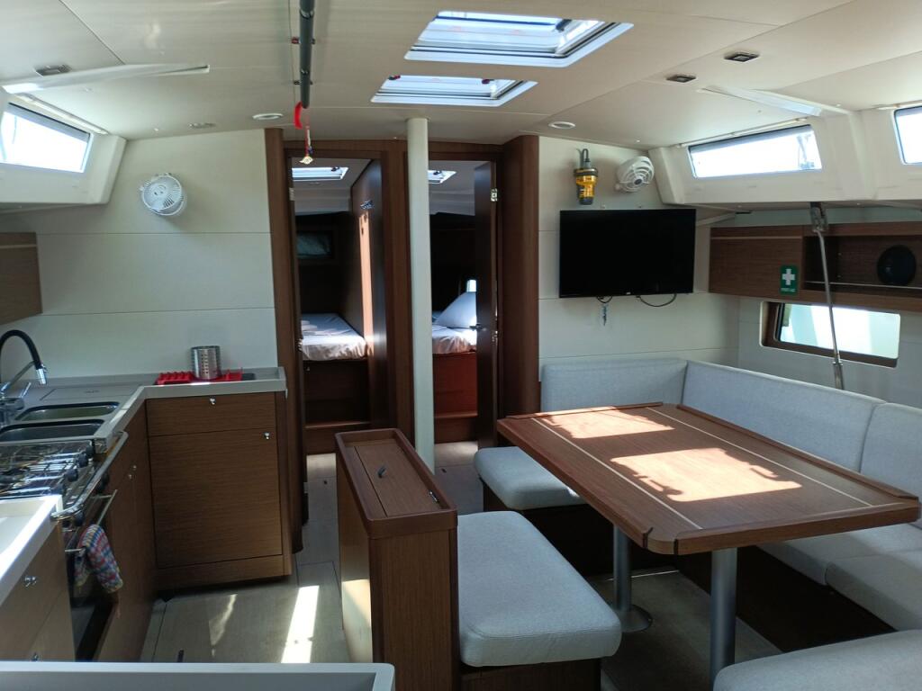 Sailing yacht 