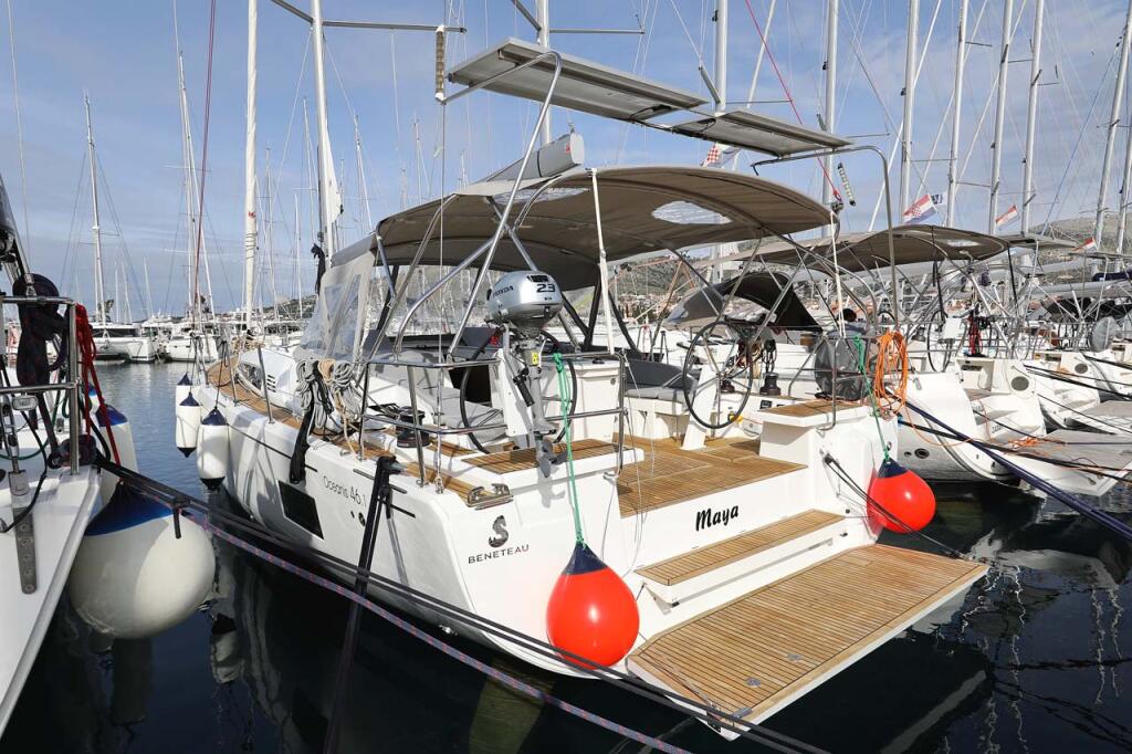 Sailing yacht 