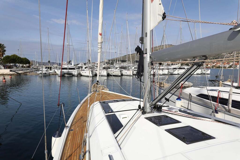 Sailing yacht 
