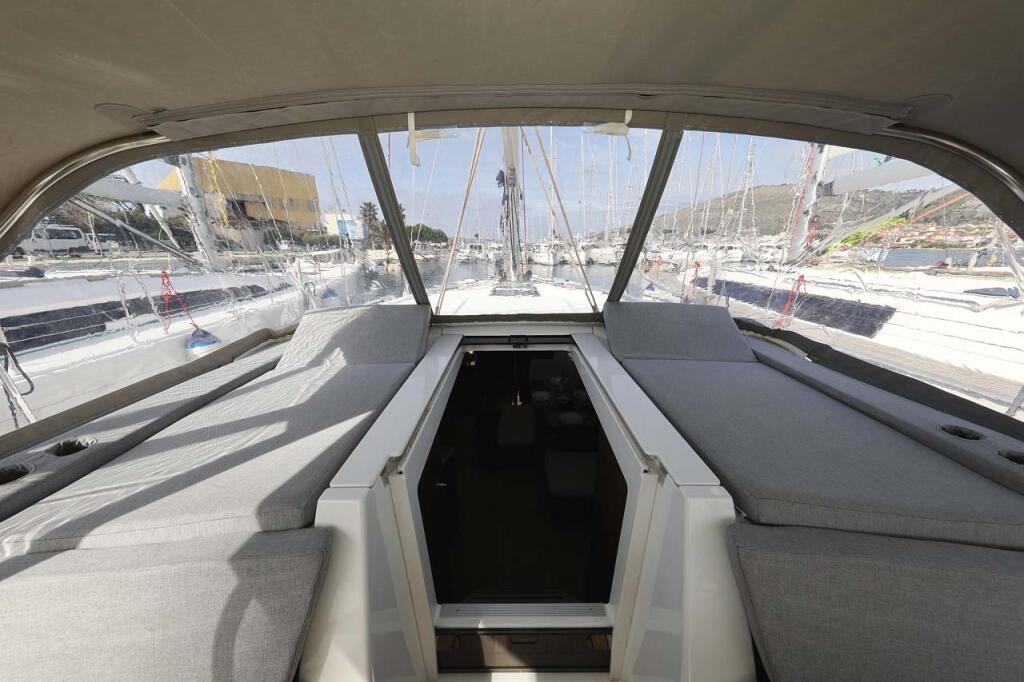 Sailing yacht 