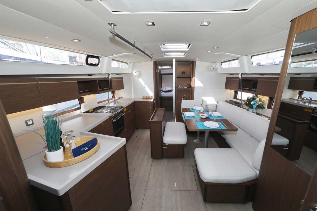 Sailing yacht 