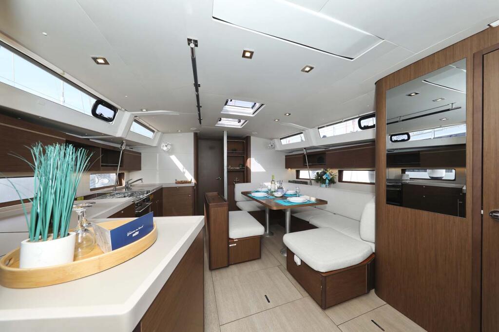 Sailing yacht 