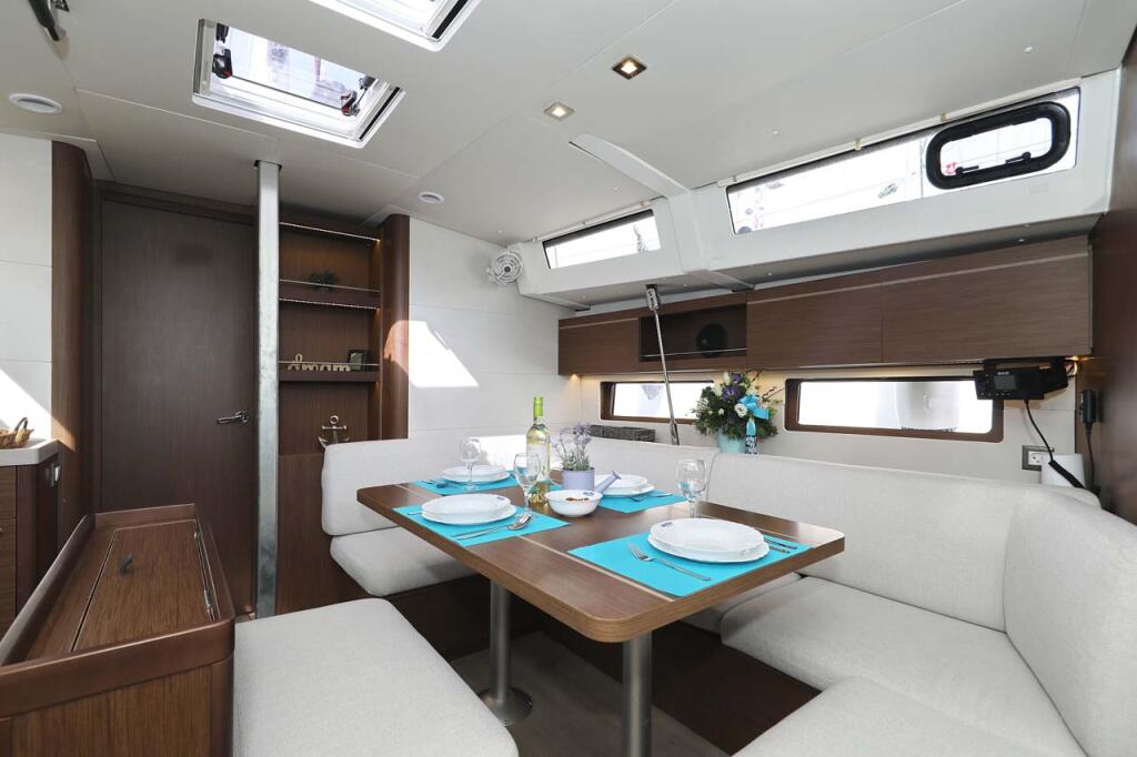 Sailing yacht 