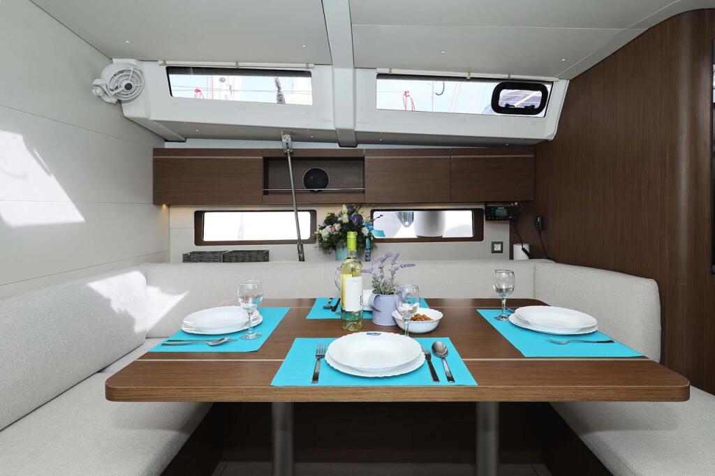 Sailing yacht 