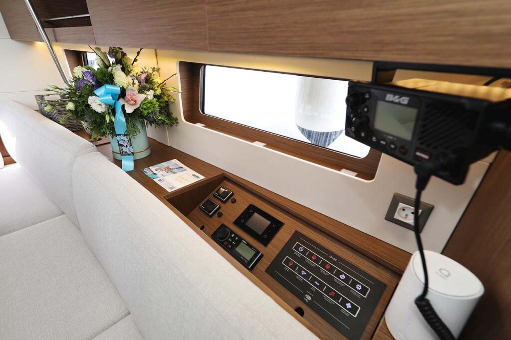 Sailing yacht 