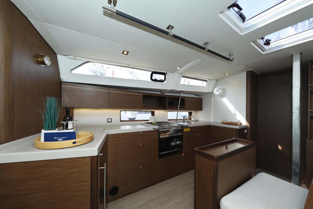Sailing yacht 