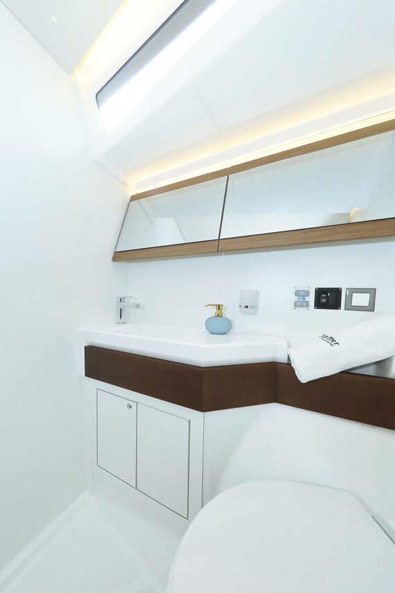 Sailing yacht 