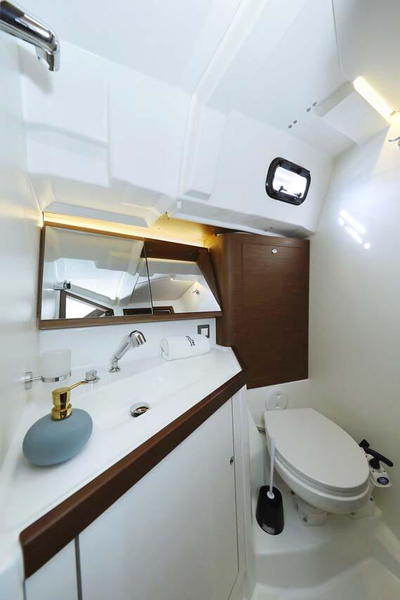 Sailing yacht 