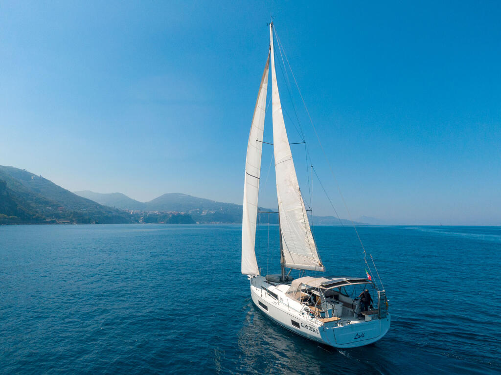 Sailing yacht 