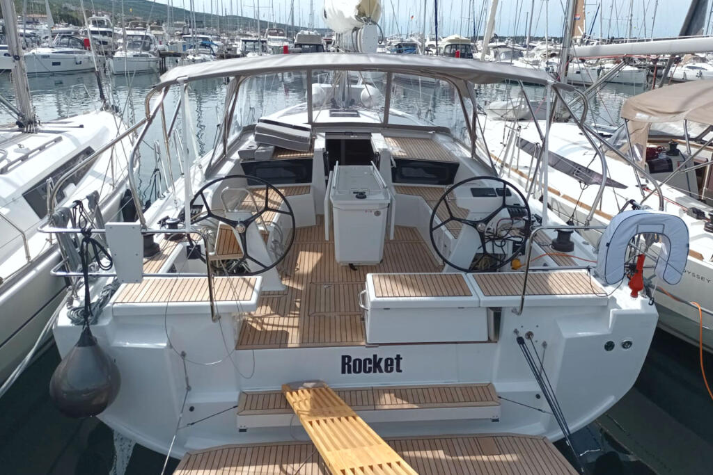Sailing yacht 