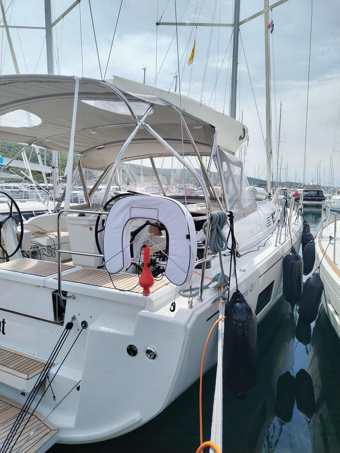 Sailing yacht 