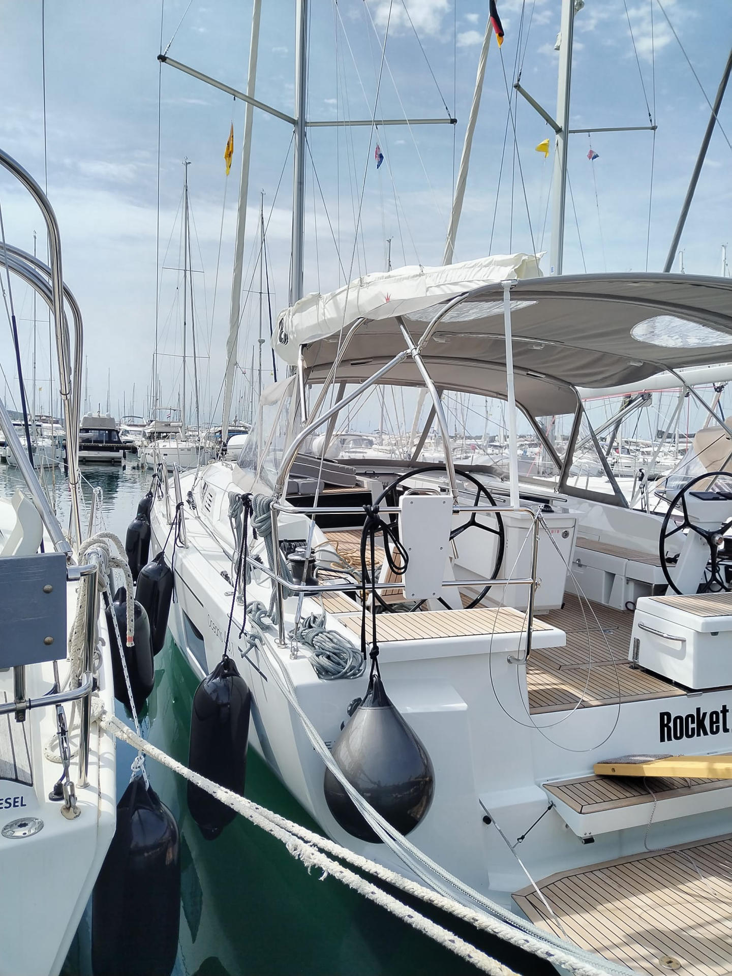 Sailing yacht 