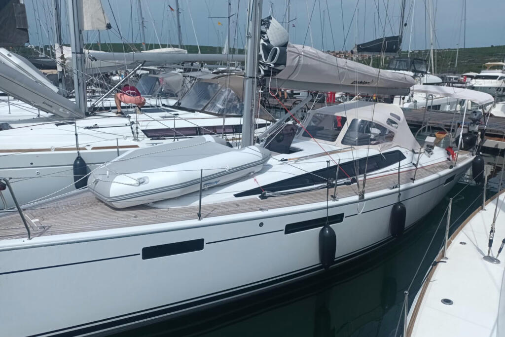Sailing yacht 