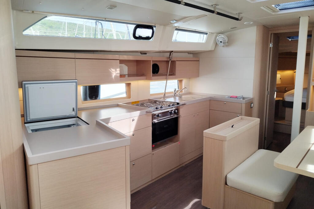 Sailing yacht 
