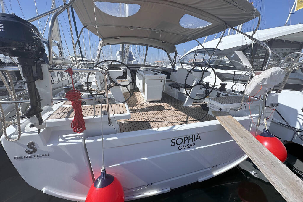 Sailing yacht 