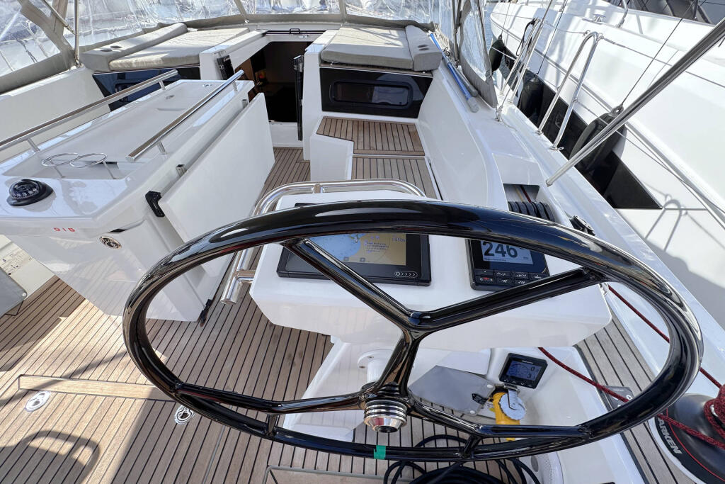 Sailing yacht 