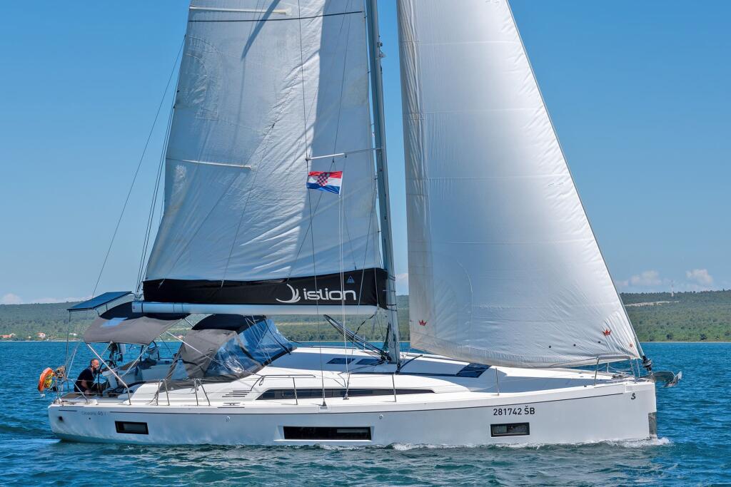 Sailing yacht 