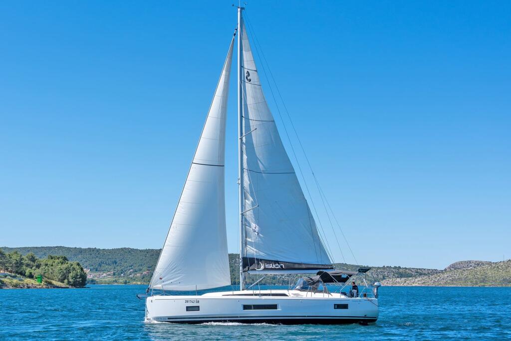 Sailing yacht 